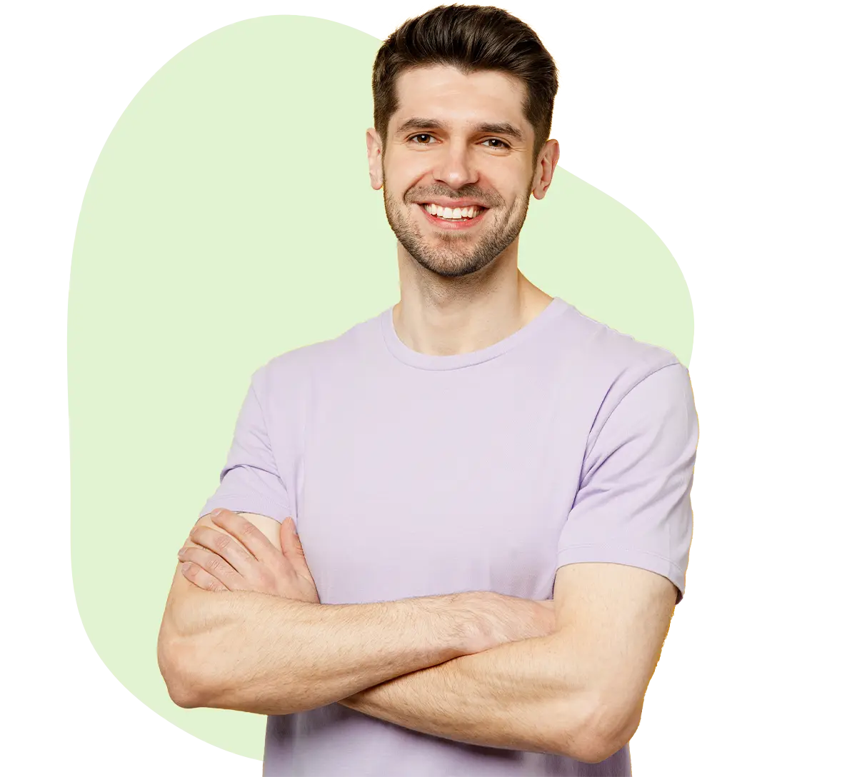 Portrait eines jungen Mannes der in die Kamera lächelt